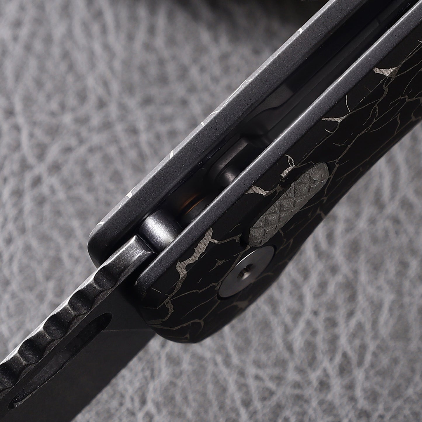 Pallas | Top Liner Lock | D2 Blade & Cracked Ice Titanium Handle | PA-04