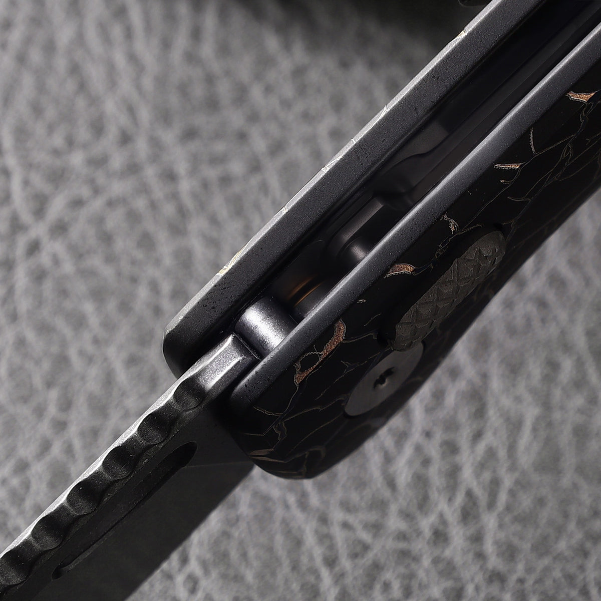 Pallas | Top Liner Lock | D2 Blade & Cracked Ice Titanium Handle | PA-03